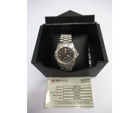 Gentleman's Tag Heuer 2000 Series quartz wristwatch with black dial and subsidiary calendar aperture, with service guarantee 