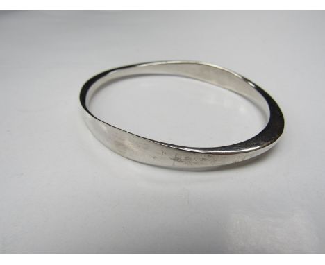 Modernist design sterling silver bangle, hallmarked with impressed 'E' and 925 