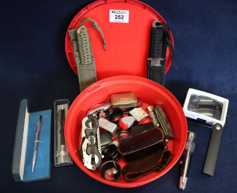 Box of assorted pocket knives, snuff boxes, magnifying glasses etc. (B.P. 21% + VAT) 