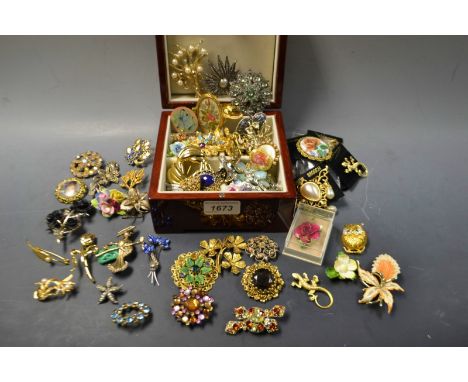 Costume Jewellery - Decorative brooches, various designs including coloured stones, ceramic and gold plated in a jewellery bo