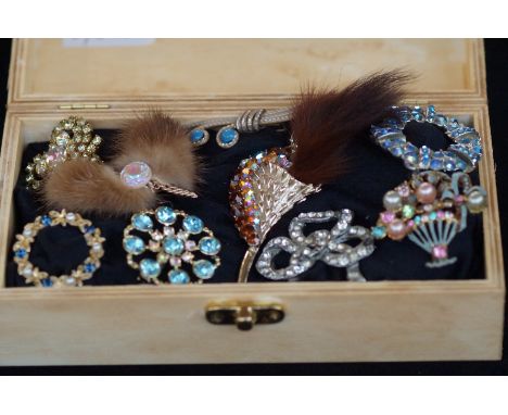 Collection of vintage brooches 