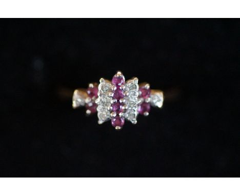 9ct Gold ring set with garnet &amp; diamonds 