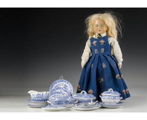 A Bisto of England Willow pattern doll’s dinner service, including three tureens, three graduated meat plates and other plate