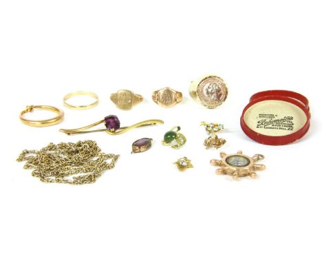 A collection of gold jewellery, to include a gentlemen's 9ct gold signet ring, 4.60g, a gentlemen's 9ct gold signet ring, 3.8