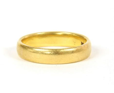 A 22ct gold court shaped wedding ring, 7.20g