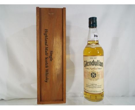 Glendullan pure Highland malt Scotch whisky, Dufftown, Banffshire, 70 cl, 40% vol, level low neck, exc in wood case - Est £30