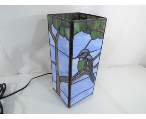 A Tiffany style cuboid lamp depicting birds, approximate height 28 cm. Estimate £20 - £40