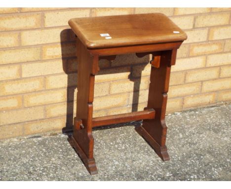 An oak prayer bench, 61 cm x 46 cm x 25 cm