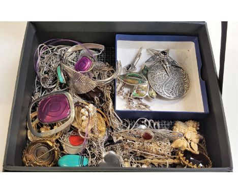 GOOD SELECTION OF SILVER AND OTHER JEWELLERYincluding a cabochon garnet set silver star brooch, a mother of pearl set silver 