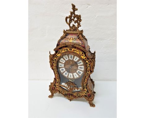 18th CENTURY STYLE SIMULATED TORTOISESHELL AND BRASS BOULLE MANTLE CLOCKwith intricate inlaid detail, the shaped glass door r