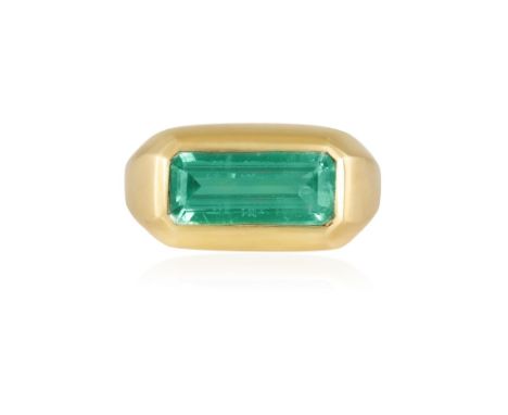 AN EMERALD SINGLE-STONE DRESS RINGSet with an elongated rectangular-cut emerald within collet-setting, mounted in 18K gold, s