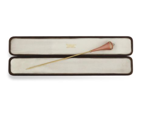 AN EARLY 20TH CENTURY GOLD AND ENAMEL HAT PINThe long pin with a trumpet-shaped surmount in powder pink translucent enamel ov