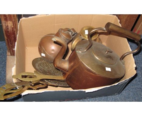 Tray of assorted metalware, to include: large copper kettle; copper baluster lidded jug; brass jug; brass ladle etc.