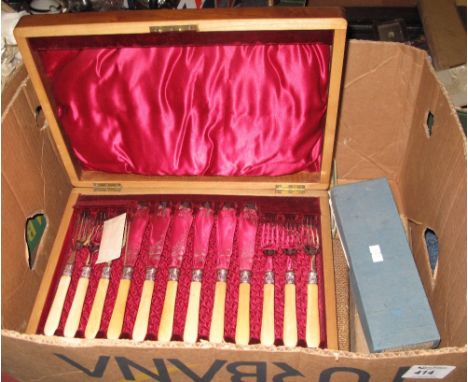 Oak cased silver plated fish fork and knife set together with other cased and loose plated cutlery.