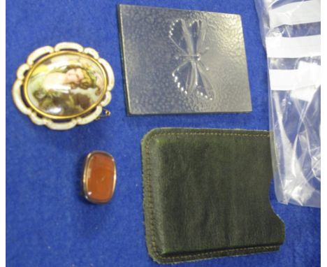 Carolean printed brooch of a lady, 1940s compact and mirror, butterfly mirror in leather sleeve, bar brooch etc.