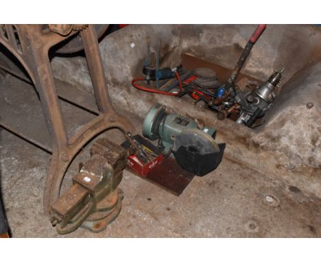 WODEN; a cast iron vice, a two wheel electric grinder and a large assortment of tools and scrap metal items (quantity).PROVEN