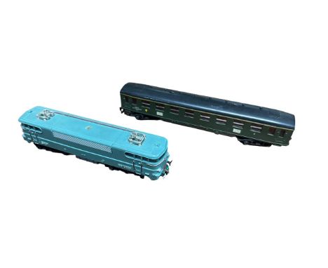 Hornby AcHo. Unboxed SNCF BB16009 twin Pantograph locomotive and 1st Passenger Coach Paris-Lille green in fair box (end flaps