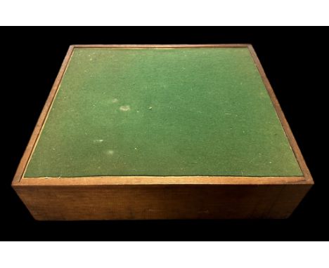 Meccano collection in wooden box, green and red issue, with range of loose items, plus Meccano set No. 3a Accessory Outfit in