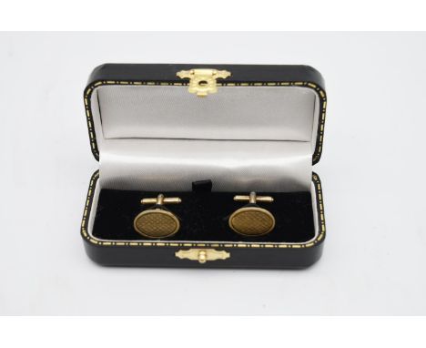 A pair of 9 carat gold plated silver vintage cufflinks with engine turned decoration. Hallmarked: JT, Birmingham, 1988. Weigh