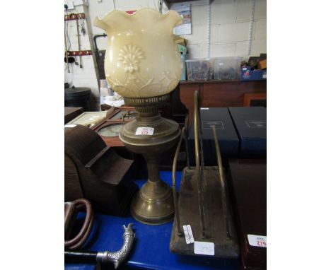 VICTORIAN BRASS OIL LAMP AND SHADE TOGETHER WITH A MAGAZINE RACK 