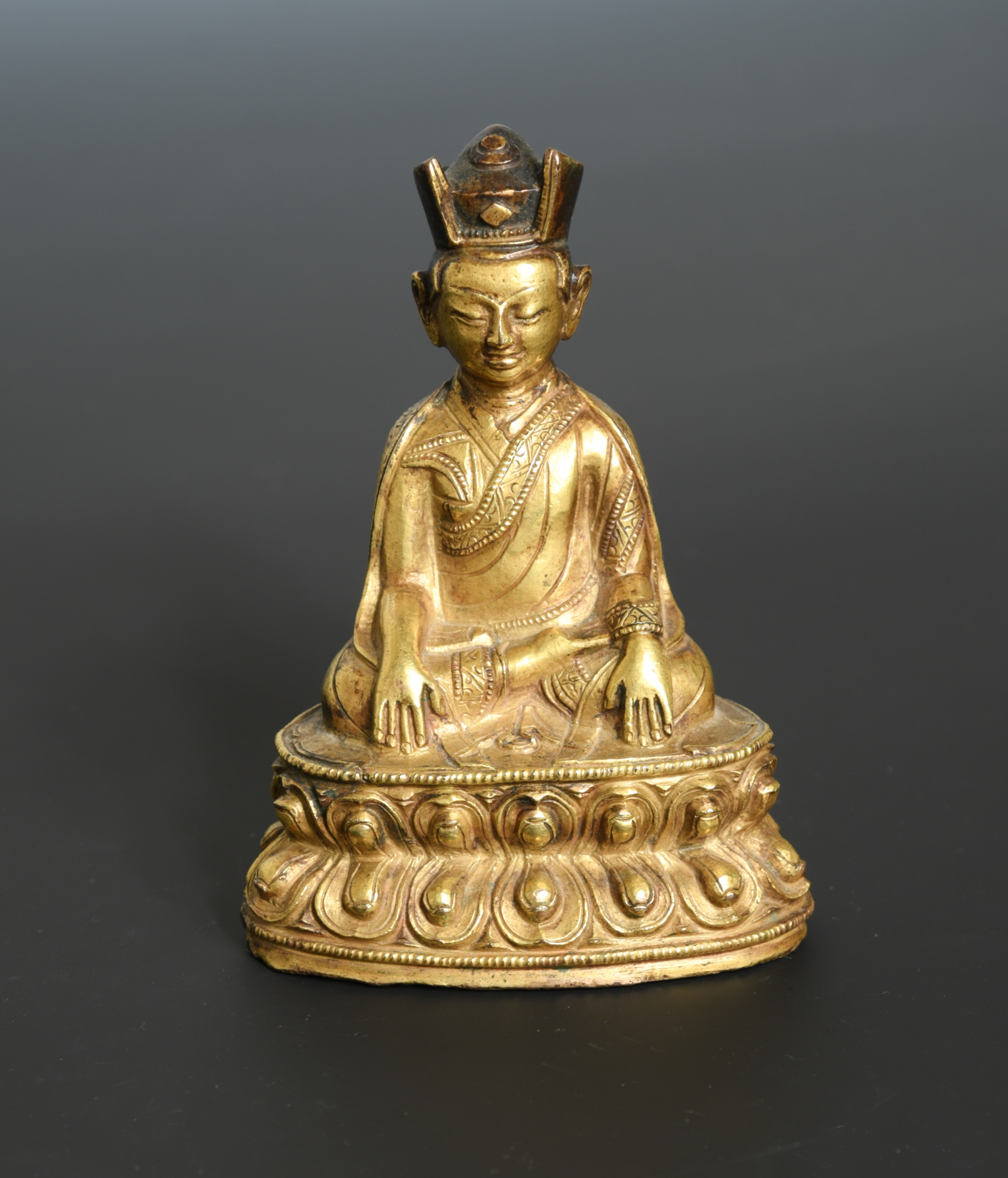 a-tibetan-gilt-bronze-figure-of-a-lama-perhaps-zangpo-gyeltsen-18th-19th-barnebys