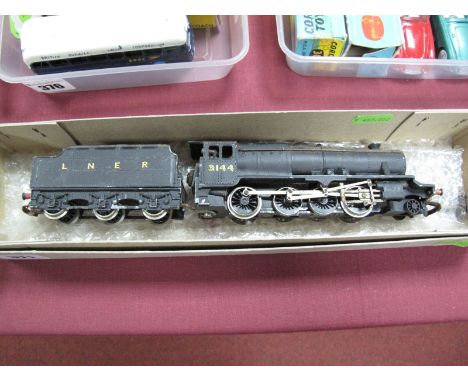 An "OO" Model Railway 2-8-0 8F Class Locomotive, by Wrenn. Finished in LNER black, with R/No.3144. Playworn.