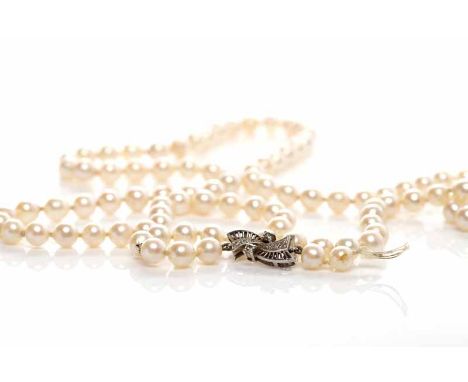 EARLY TWENTIETH CENTURY PEARL NECKLACE 
formed by spherical pearls approximately 6mm diameter, with a nine carat white gold d