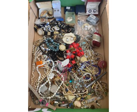 Selection of Vintage and later costume jewellery 