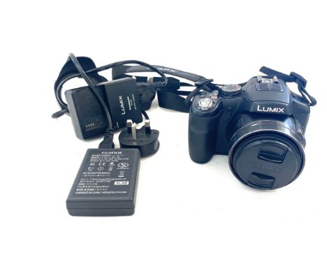 Panasonic Lumix DMC-FZ200 camera with F2.8 25-600mm lense, with case, charger etc, untested