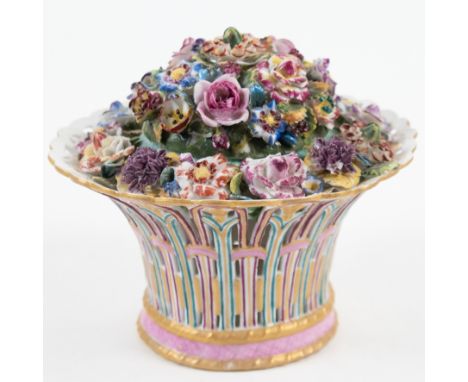 Potpourri-Deckelgefäß, Wallendorf um 1780, polychrom bemalt,korbartig durchbrochene Wandung, plastische Blüten auf ausgestell