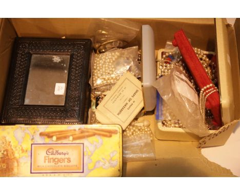 Box of unsorted costume and fashion jewellery. P&amp;P Group 2 (£18+VAT for the first lot and £2+VAT for subsequent lots) 