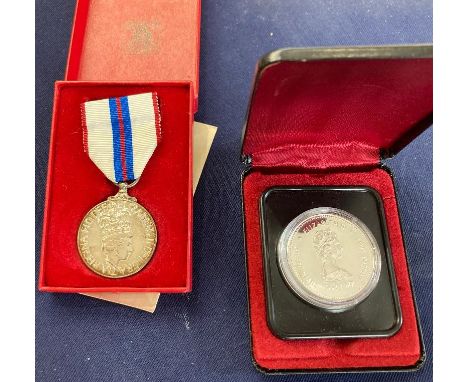 COINS 1977 Silver Jubilee medal in display box, plus Canadian Dollar in display box