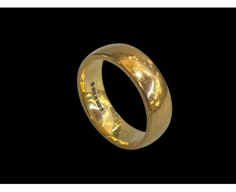 18 carat gold wedding band ring, size R.