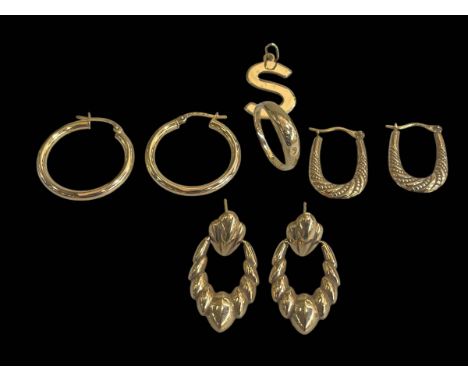 Three pair 9 carat gold earrings, ring and 'S' pendant (5).