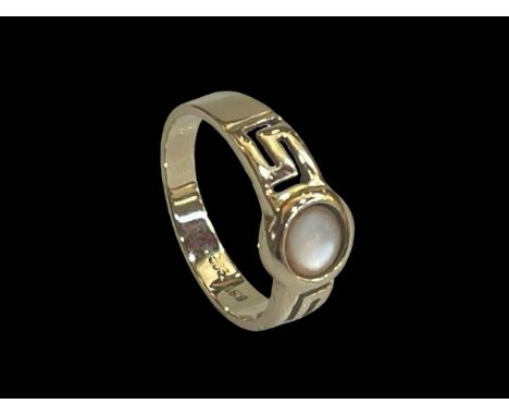 Mother of pearl 14 carat gold ring, size P.