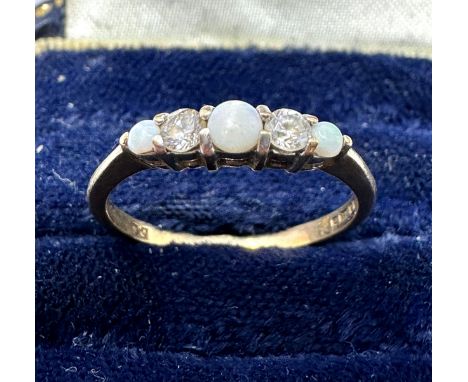 9ct Opal &amp; White Gemstone 5 Stone Ring (1.3g)