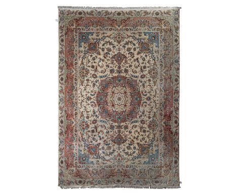 Orientteppich mit Seide. ISFAHAN/PERSIEN, 20. Jh., 360x250 cm. Hell cremefarbener Medaillonteppich mit Spiralrankwerk und flo