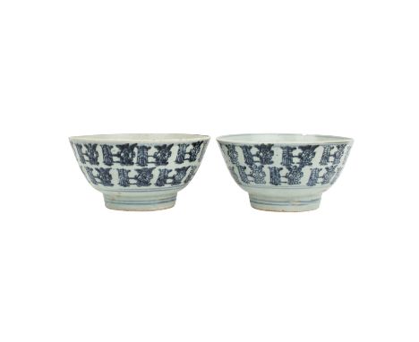Zwei große unterglasurblaue Rundschalen.TEK SING/CHINA, 1820er Jahre. Mit gebauchter Wandung, zum Lippenrand hin leicht aussc