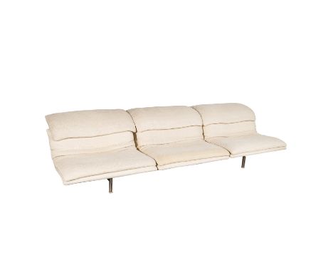 GIOVANNI OFFREDI, SOFA "ONDA", 70er Jahre. SAPORITI, Entwurf von 1975, schwingendes Gestell aus verchromtem Flachstahl, Bezug