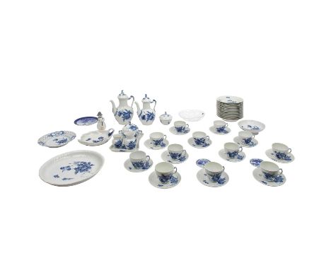 ROYAL COPENHAGEN Speiseservice f. 6 Personen 'Blaue Blume', 20. Jh. 48 Teile: 6 Speiseteller (1710), 6 Speiseteller (1621), 8