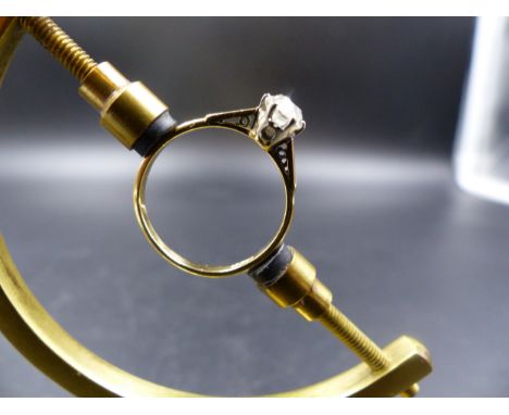 AN 18ct YELLOW GOLD OLD CUT DIAMOND OVAL CUT SINGLE STONE CLAW SET RING. FINGER SIZE P.