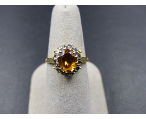 AN 18ct STAMPED CITRINE CLUSTER RING. FINGER SIZE N, GROSS WEIGHT 4.9grms. 
