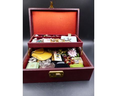 THE CONTENTS OF A JEWELLERY CASE TO INCLUDE A 9ct GOLD THREE STONE DIAMOND RING, A 14k GOLD GREEN GEM SET RING, A SAPPHIRE AN