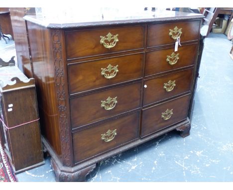 A GOOD BESPOKE GEORGIAN STYLE CHEST OF EIGHT GRADUATED DRAWERS ON SHAPED AND CARVED BRACKET FEET.   W.131 x H.110 x D.53cms.