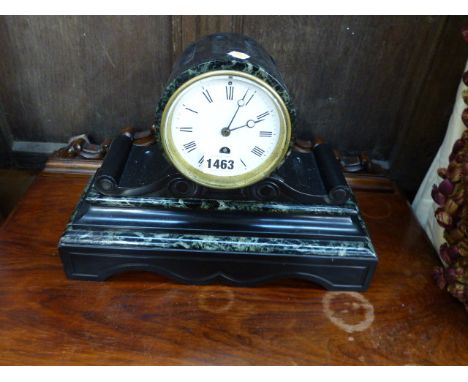 A SMALL VICTORIAN BLACK SLATE AND MARBLE MANTLE CLOCK TIMEPIECE. 