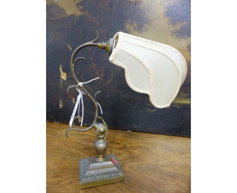 AN EARLY 20th.C.BRASS ADJUSTABLE DESK LAMP WITH SHELL FORM SHADE.