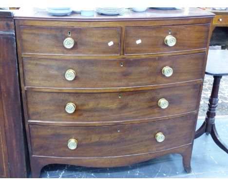 AN EARLY 19th.C.MAHOGANY BOW FRONT CHEST OF TWO SHORT AND THREE LONG GRADUATED DRAWERS ON SPLAYED BRACKET FEET.   W.105 x H.1