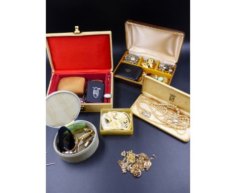 A SELECTION OF 9ct GOLD, SILVER, WATCHES AND VINTAGE COSTUME JEWELLERY TO INCLUDE A 9ct GOLD SCROLL ENGRAVED HEART LOCKET, A 