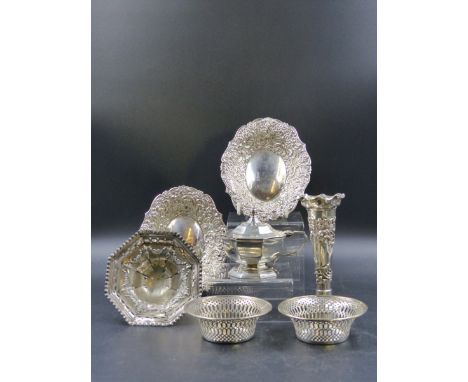 A GROUP OF SILVER HALLMARKED ITEMS TO INCLUDE A PAIR OF CHESTER HALLMARKED PIERCED TRINKET DISHES DATED 1914-15, A PAIR OF RE