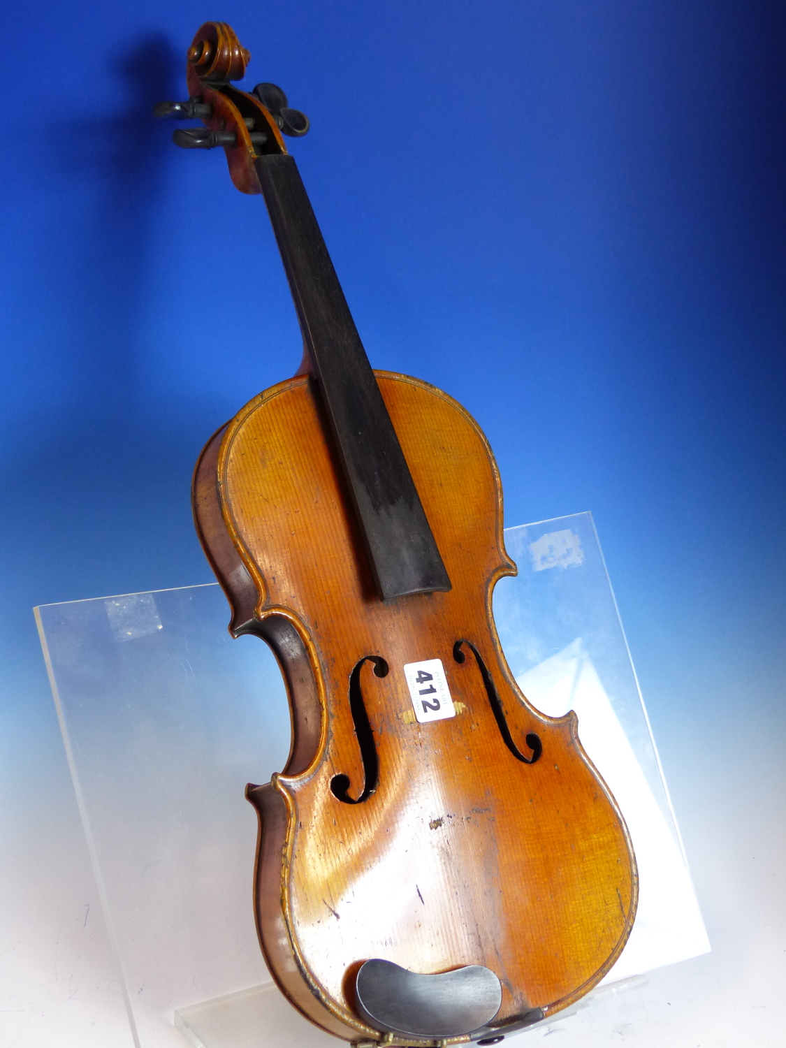 AN ANTIQUE VIOLIN WITH TWO PIECE MAPLE BACK, LENGTH OF BACK 37cms